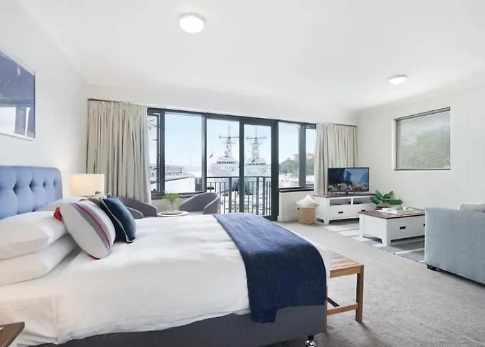 King Size Studio With Water View Walk To The City